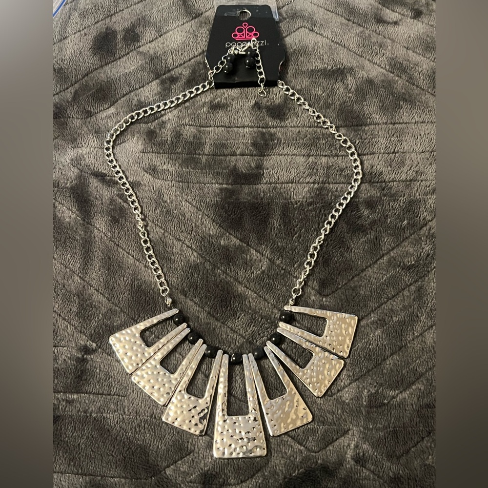 New Paparazzi Silver Geometric Necklace